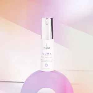 ILUMA intense brightening eye crème σε μωβ φόντο