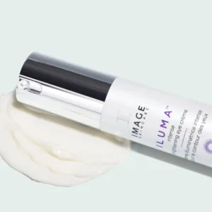ILUMA intense brightening eye crème: μπουκάλι πάνω στην υφή της κρέμας